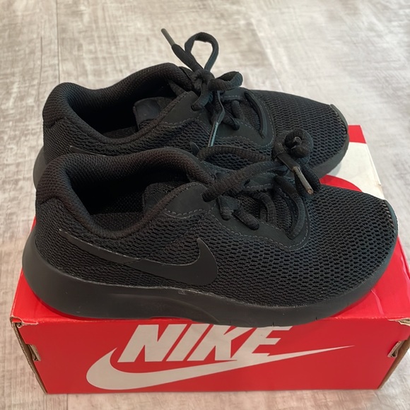💕SOLD💕Nike Tanjun black toddler sneakers - Picture 4 of 8